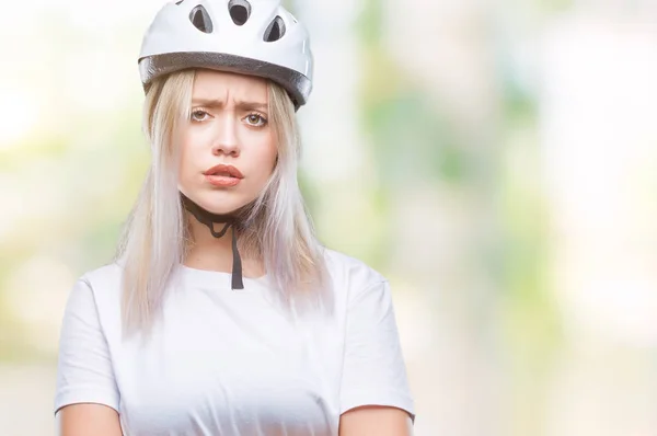 Mladá Blond Žena Nosí Cyklista Bezpečnostní Helmu Izolované Pozadí Skeptik — Stock fotografie