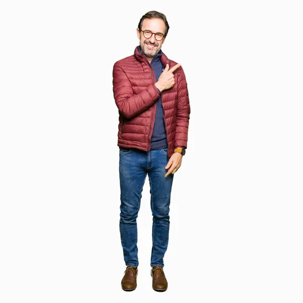 Hombre Guapo Mediana Edad Con Gafas Abrigo Invierno Alegre Con — Foto de Stock