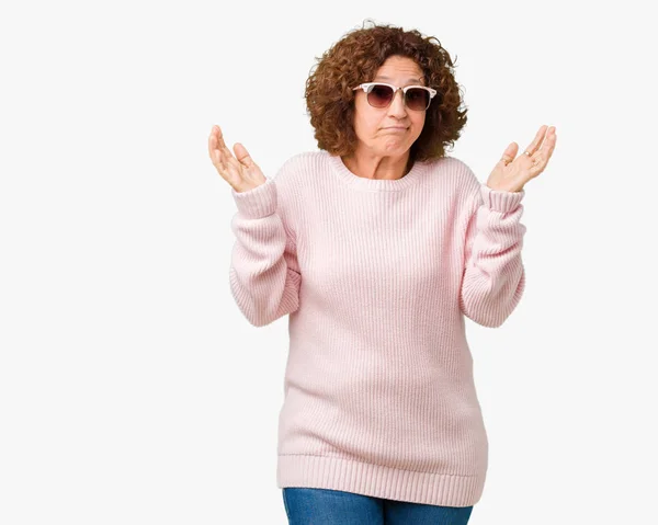 식으로 분홍색 스웨터와 선글라스를 의심의 — 스톡 사진