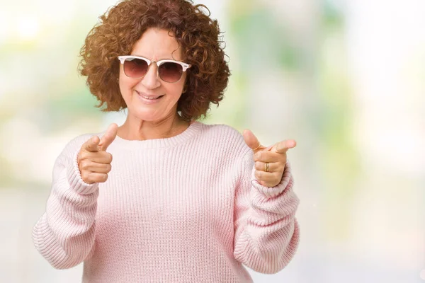 Hermosa Mujer Mediana Edad Ager Usando Suéter Rosa Gafas Sol —  Fotos de Stock