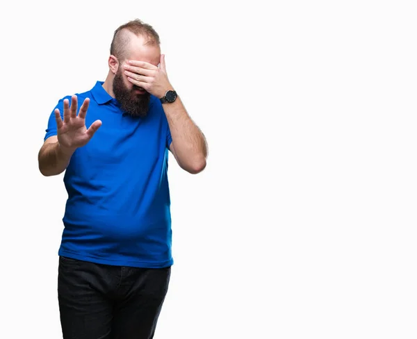 Joven Hipster Caucásico Con Camisa Azul Sobre Fondo Aislado Cubriendo —  Fotos de Stock