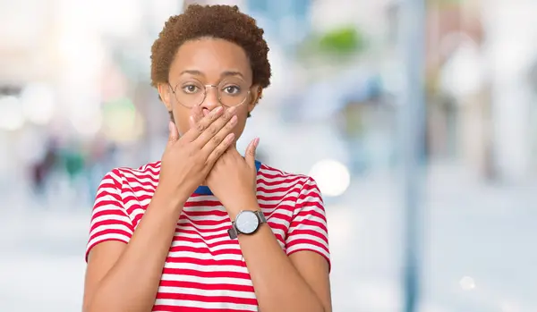 Mooie Jonge African American Vrouw Het Dragen Van Bril Geïsoleerde — Stockfoto