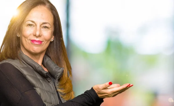 Mooi Middelbare Leeftijd Vrouw Dragen Winter Vest Wijzen Naar Kant — Stockfoto