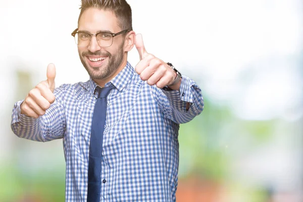 Junger Geschäftsmann Mit Brille Vor Isoliertem Hintergrund Der Positive Gesten — Stockfoto