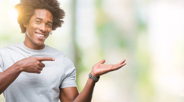 Afro Amerikansk Man Över Isolerad Bakgrund Förvånad Och Ler Mot — Stockfoto