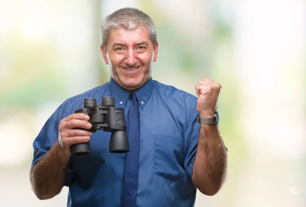 Pěkný Starší Muž Dívá Dalekohledem Izolované Pozadí Křičí Hrdá Slaví — Stock fotografie