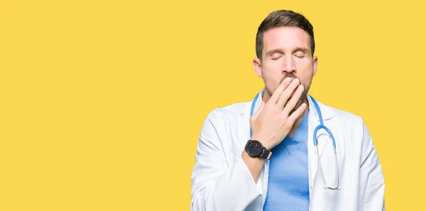 Yakışıklı Doktor Adam Izole Arka Plan Üzerinde Tıbbi Üniforma Ağzıyla — Stok fotoğraf