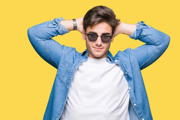 Junger Gutaussehender Mann Mit Sonnenbrille Über Isoliertem Hintergrund Entspannt Sich — Stockfoto