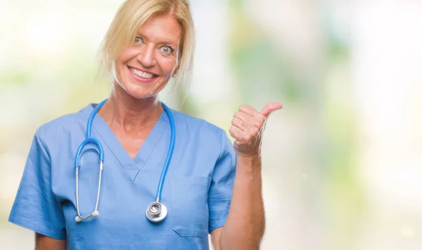 Middelbare Leeftijd Blonde Verpleegkundige Chirurg Dokter Vrouw Geïsoleerde Achtergrond Gelukkig — Stockfoto