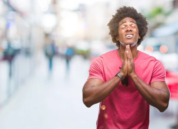 Hombre Afroamericano Sobre Fondo Aislado Mendigando Rezando Con Las Manos —  Fotos de Stock