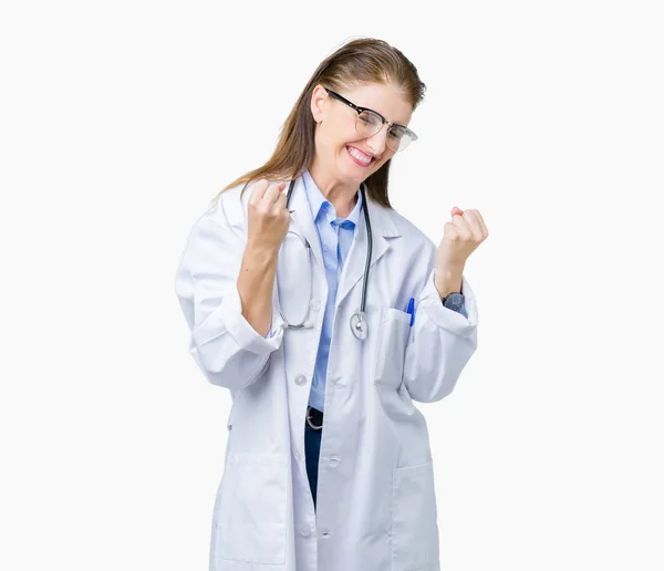 中年成熟的医生妇女穿着医疗外套在孤立的背景非常高兴和兴奋做优胜者手势与胳膊抬起 微笑和尖叫为成功 庆祝理念 — 图库照片