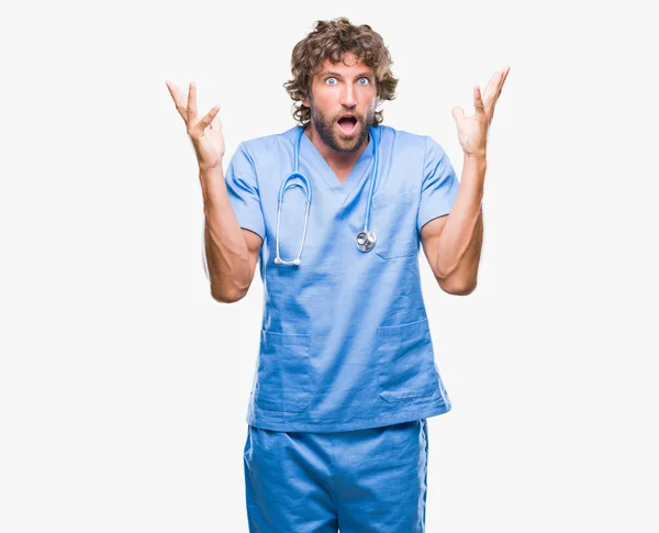 Pohledný Hispánský Chirurg Lékař Muž Nad Izolované Pozadí Slaví Crazy — Stock fotografie