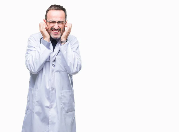 Старший Лікар Середнього Віку Медичній Формі Ізольований Фон Покриває Вуха — стокове фото