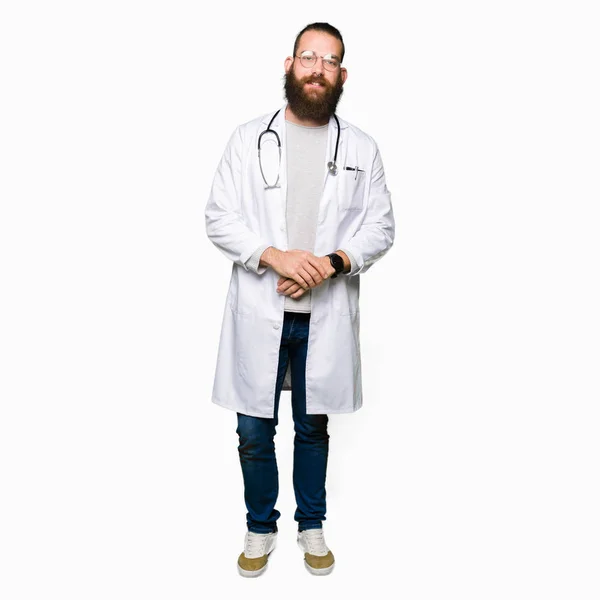 Mladá Blonďatá Lékař Muž Vousy Nosit Lékařské Kabát Ruce Dohromady — Stock fotografie