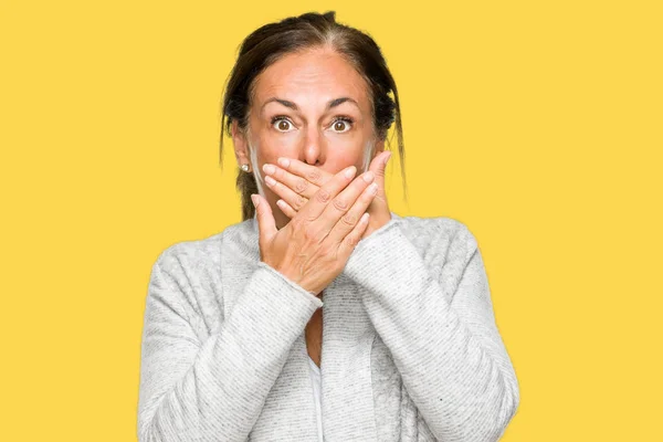 Mooie Middenleeftijd Volwassen Vrouw Winter Trui Dragen Geïsoleerde Achtergrond Geschokt — Stockfoto