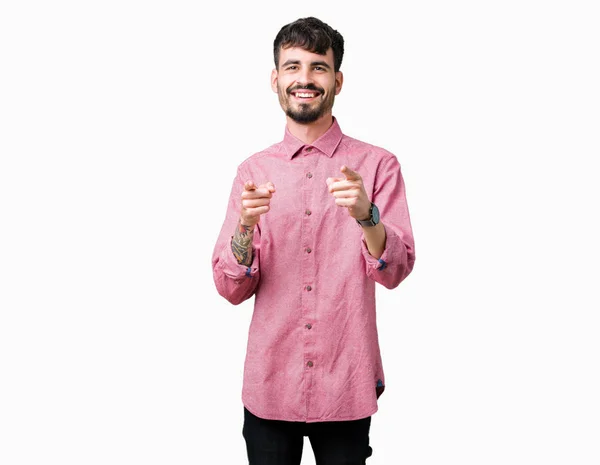 Молодой Красивый Мужчина Розовой Рубашке Изолированном Фоне Указывает Пальцем Камеру — стоковое фото