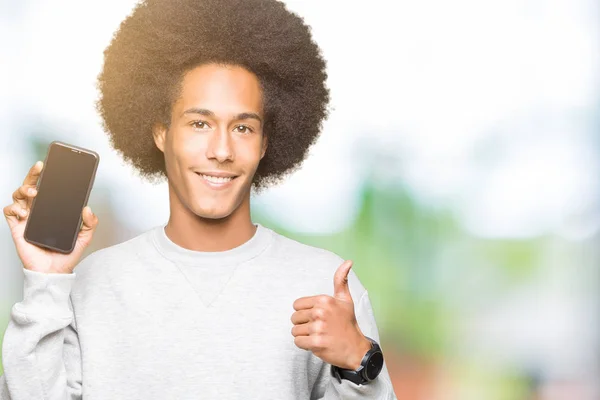 Jonge Afro Amerikaanse Man Met Afro Haar Smartphone Scherm Gelukkig — Stockfoto