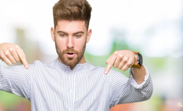 Jonge Knappe Man Pointing Omlaag Met Vingers Weergegeven Advertentie Verbaasd — Stockfoto