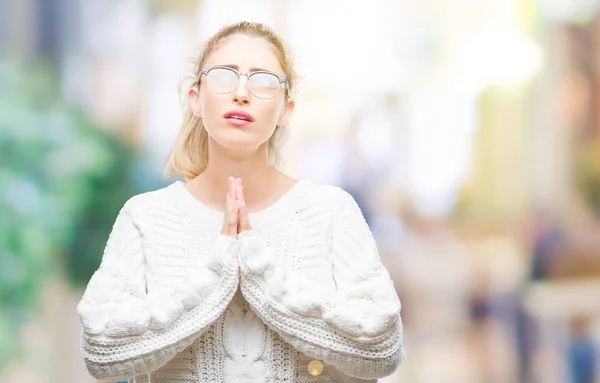 Joven Mujer Rubia Hermosa Con Gafas Sobre Fondo Aislado Mendigando — Foto de Stock