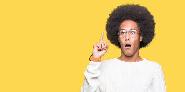 Junger Afrikanisch Amerikanischer Mann Mit Afro Haaren Und Brille Der — Stockfoto