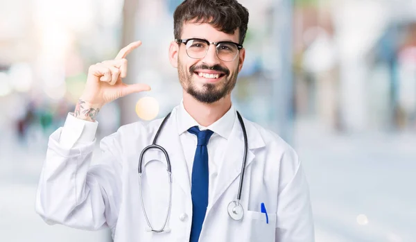 Joven Médico Con Abrigo Hospital Sobre Fondo Aislado Sonriente Seguro —  Fotos de Stock