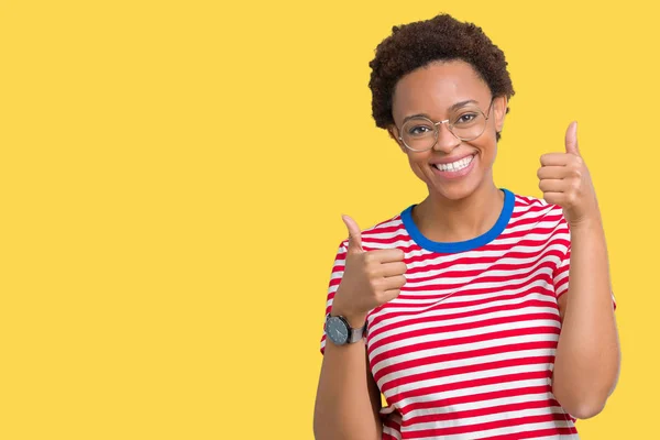 Linda Jovem Afro Americana Usando Óculos Sobre Fundo Isolado Sinal — Fotografia de Stock