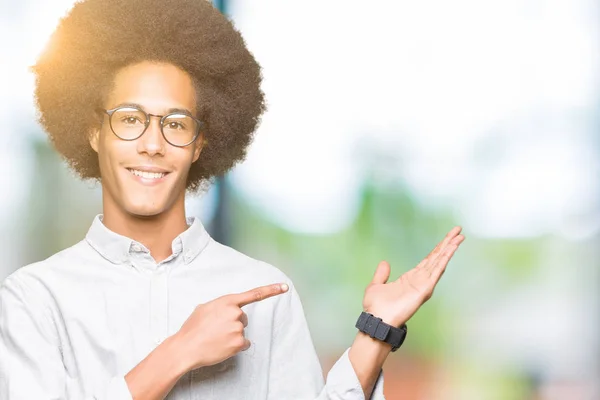 Jovem Afro Americano Com Cabelo Afro Vestindo Óculos Espantado Sorrindo — Fotografia de Stock
