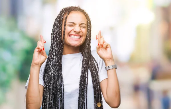 若い笑顔希望と目を閉じて交差指分離の背景に髪アフリカ系アメリカ人女の子の編組 運と迷信的な概念 — ストック写真
