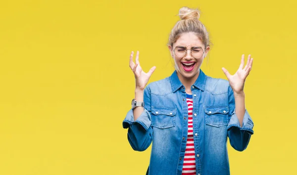 Joven Mujer Rubia Hermosa Con Gafas Sobre Fondo Aislado Celebrando —  Fotos de Stock