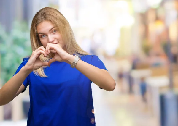 Młoda Kobieta Kaukaski Białym Tle Uśmiechający Się Miłość Serce Symbol — Zdjęcie stockowe