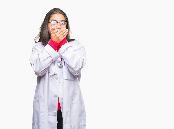 年轻的阿拉伯医生妇女在孤立的背景震惊地覆盖嘴与手错误 秘密概念 — 图库照片