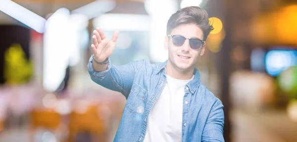 Joven Hombre Guapo Con Gafas Sol Sobre Fondo Aislado Mirando — Foto de Stock