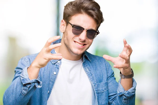 Joven Hombre Guapo Con Gafas Sol Sobre Fondo Aislado Gritando —  Fotos de Stock