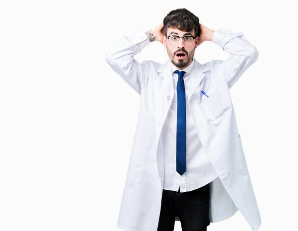 Młody Naukowiec Profesjonalne Man Noszenia Biały Płaszcz Ponad Białym Tle — Zdjęcie stockowe