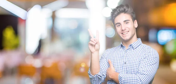 Joven Hombre Negocios Guapo Sobre Fondo Aislado Sonriendo Con Cara — Foto de Stock