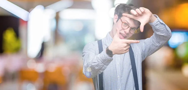 Jovem Homem Bonito Vestindo Camisa Azul — Fotografia de Stock