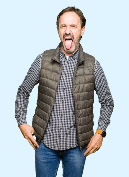 ハンサムな中年男の舌を付着着て冬ベスト アウト面白い表現に満足 感情の概念 — ストック写真