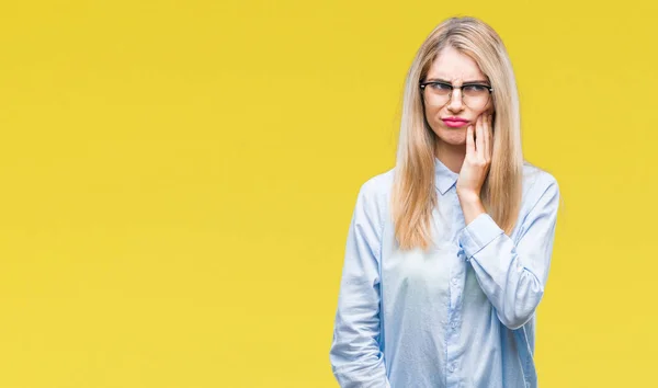 Ung Vacker Blond Affärskvinna Glasögon Över Isolerade Bakgrund Att Röra — Stockfoto