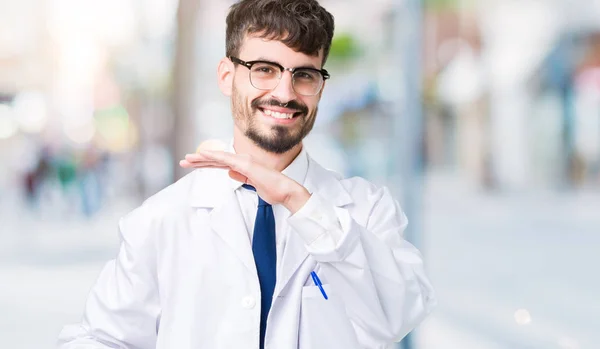 Jovem Cientista Profissional Homem Vestindo Casaco Branco Sobre Fundo Isolado — Fotografia de Stock