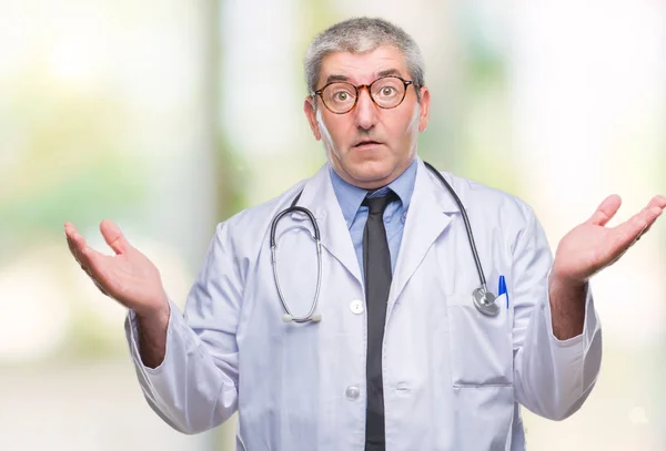 Stilig Senior Doktor Mannen Över Isolerade Bakgrund Aningslös Och Förvirrade — Stockfoto