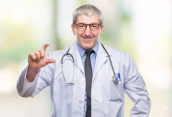 Yakışıklı Kıdemli Doktor Adam Izole Arka Plan Gülümseyen Boyutu Işaret — Stok fotoğraf