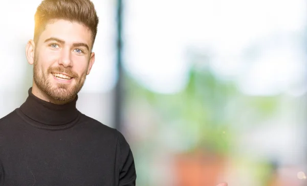 Jovem Homem Loiro Bonito Vestindo Camisola Inverno Espantado Sorrindo Para — Fotografia de Stock