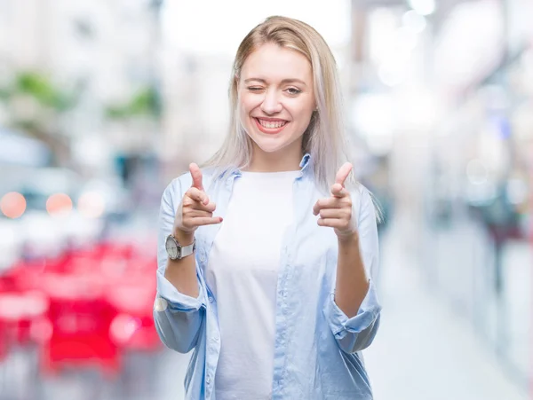 Mujer Rubia Joven Sobre Fondo Aislado Señalando Los Dedos Cámara — Foto de Stock