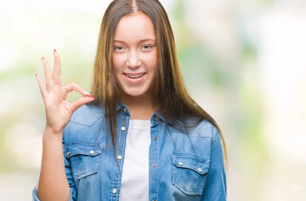 年轻的白种人美丽的女人在孤立的背景微笑积极做 标志与手和手指 成功表达式 — 图库照片