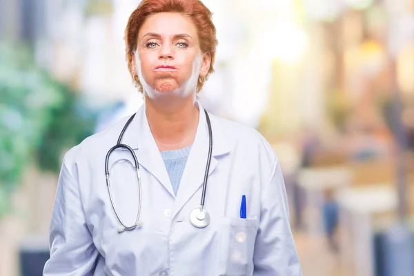 Médico Caucásico Mayor Mujer Vistiendo Uniforme Médico Sobre Fondo Aislado — Foto de Stock