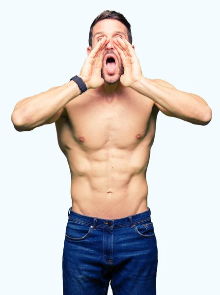 Bello Uomo Senza Maglietta Mostrando Petto Nudo Urlando Arrabbiato Alta — Foto Stock