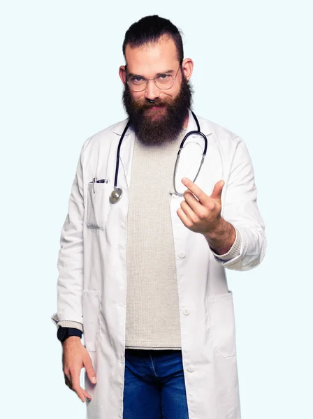 Mladá Blonďatá Lékař Muž Plnovousem Lékařské Kabátě Lákají Přijít Sem — Stock fotografie