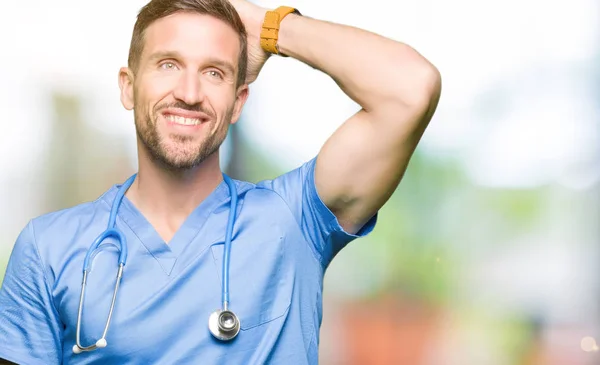 Guapo Doctor Hombre Vistiendo Uniforme Médico Sobre Fondo Aislado Sonriendo — Foto de Stock