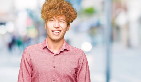Fiatal Jóképű Üzletember Afro Haj Kacsintás Szexi Kifejezés Vidám Boldog — Stock Fotó