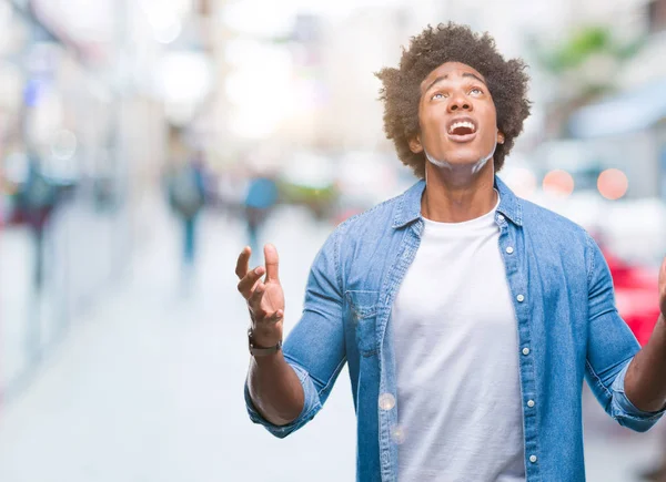 Hombre Afroamericano Sobre Fondo Aislado Loco Loco Gritando Gritando Con —  Fotos de Stock